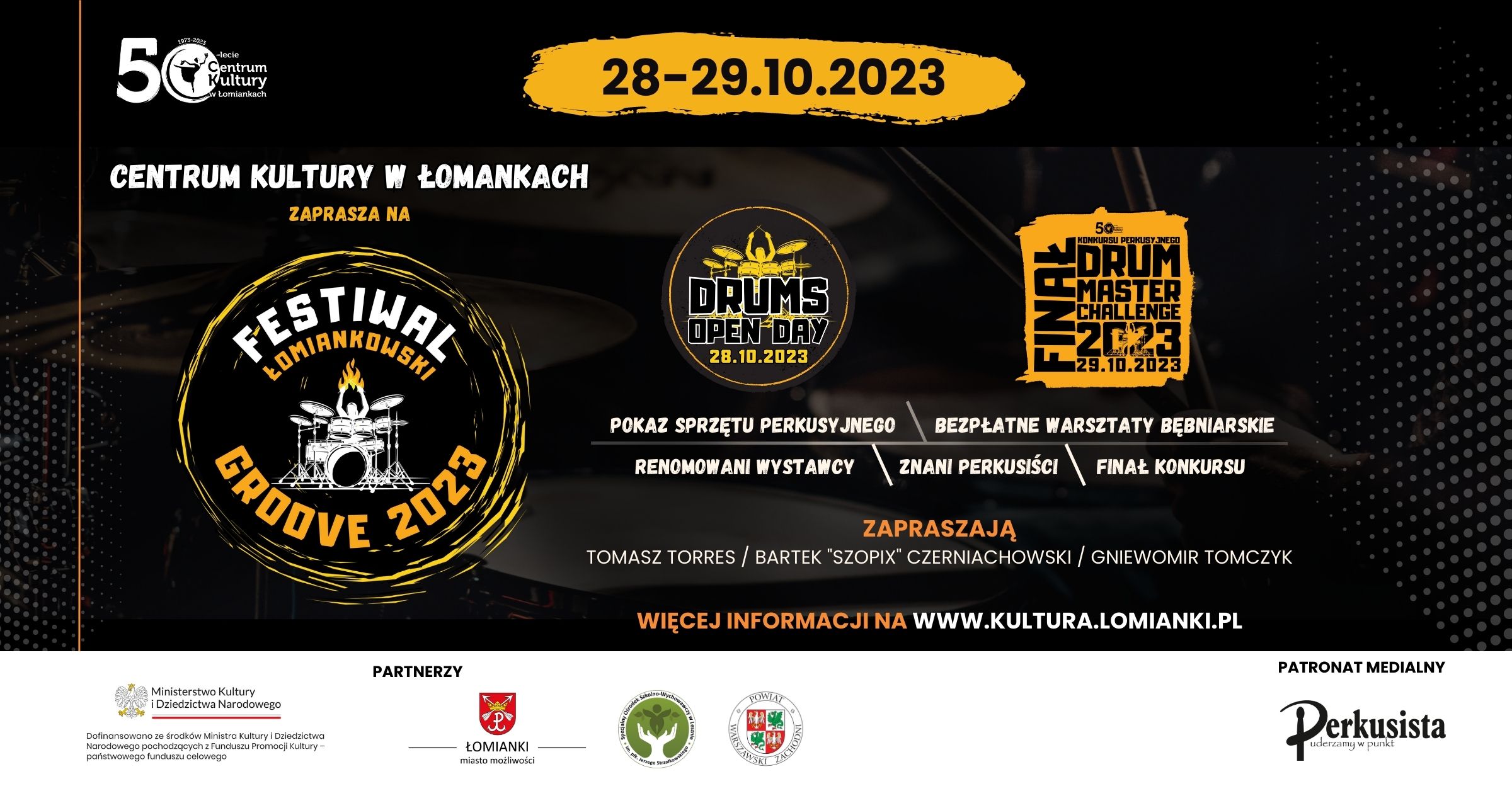 Na czarnym tle umieszczone są w górnej części logotyp Centrum Kultury w Łomiankach oraz czarny napis na żółtym tle 28-29 października 2023 r. Na tle przyciemnionej perkusji znajdują się, napis Centrum Kultury w Łomiankach zaprasza na, logotypy Festiwalu Łomiankowski Groove 2023, Drums Open Day, Finału konkursu perkusyjnego Drum Master Challenge 2023. Pod dwoma mniejszymi logotypami są białe napisy, pokaz sprzętu perkusyjnego, bezpłatne warsztaty bębniarskie, renomowani wystawcy, znani perkusiści, finał konkursu. Pod białymi napisami jest znajduje się tekst, zapraszają Tomasz Torres, Bartek Szopix Czerniachowski, Gniewomir Tomczyk, więcej informacji na www.kultura.lomianki.pl. Na białym tle znajdują się logotypy Ministerstwa Kultury i Dziedzictwa Narodowego, partnerów Gminy Łomianki, Specjalnego Ośrodka Szkolno-Dydaktycznego w Lesznie, Powiatu Warszawskiego Zachodniego, partnera medialnego Magazynu Perkusista. 